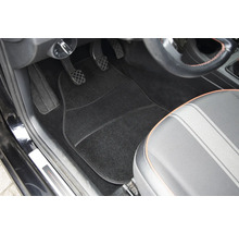 Černá podložka do auta v prostoru pro nohy automobilu