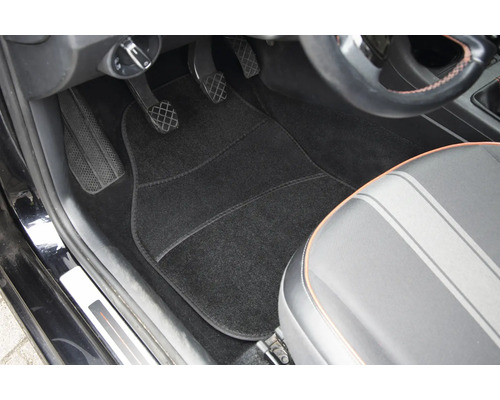 Černá podložka do auta v prostoru pro nohy automobilu