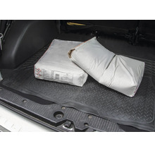 Dva pytle cementu v kufru auta.