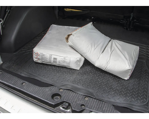 Dva pytle cementu v kufru auta.