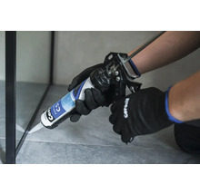 Aplikace sanitárního silikonu pomocí kartuše k utěsnění rohu