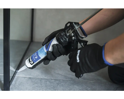 Aplikace sanitárního silikonu pomocí kartuše k utěsnění rohu