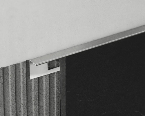 Kovový obkladový profil na stěně a dlaždicích