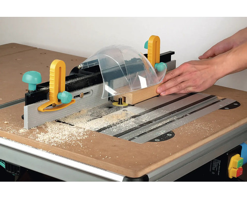 Pracovní stůl s řezem dřeva a ochranou rukou pro bezpečné řezání