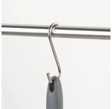 Kovový hák ve tvaru S na tyči se zavěšeným předmětem