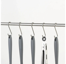 Kuchyňské náčiní zavěšené na tyči pomocí esovitých háčků