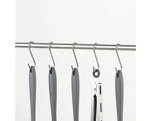 Kuchyňské náčiní zavěšené na tyči pomocí esovitých háčků