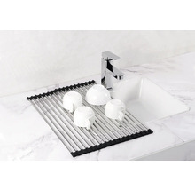 Dřez s odkapávačem, vodovodní baterií a šálky