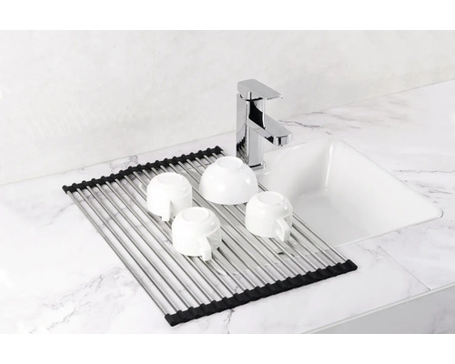 Dřez s odkapávačem, vodovodní baterií a šálky