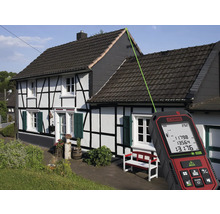 Laserový dálkoměr měří výšku střechy domu