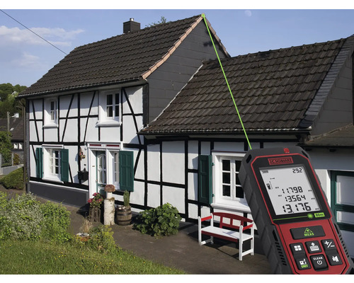 Laserový dálkoměr měří výšku střechy domu