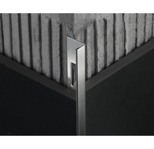 Detailní záběr kovové obkladové lišty v rohu