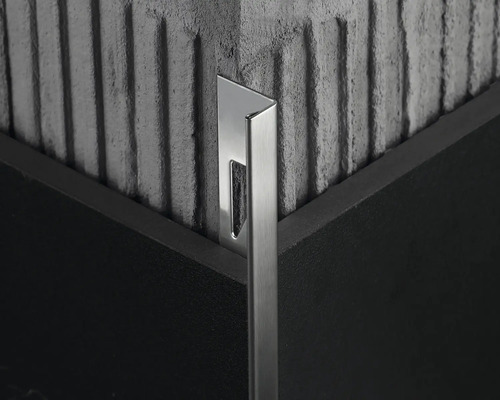 Detailní záběr kovové obkladové lišty v rohu