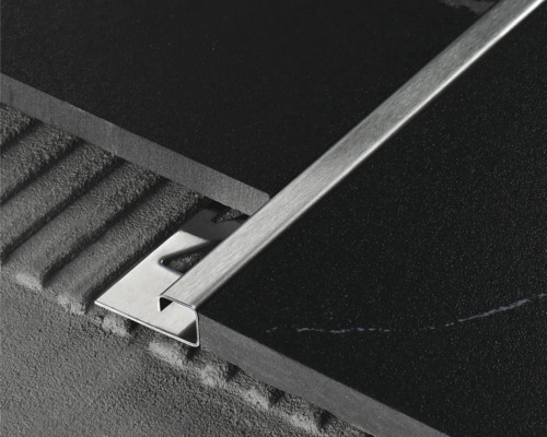 Kovový profil pro obklady mezi dvěma dlaždicemi