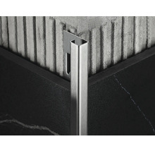 Ukončovací profil dlaždic z kovu mezi dvěma dlaždicemi