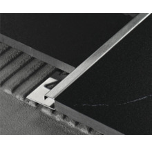 Kovová lišta na obklady mezi dvěma dlaždicemi