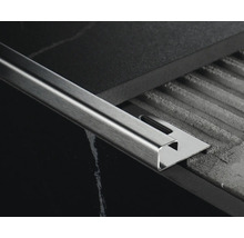 Kovový dlaždicový profil mezi dvěma dlaždicemi