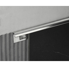 Kovový dlaždicový profil na zdi a dlaždicích