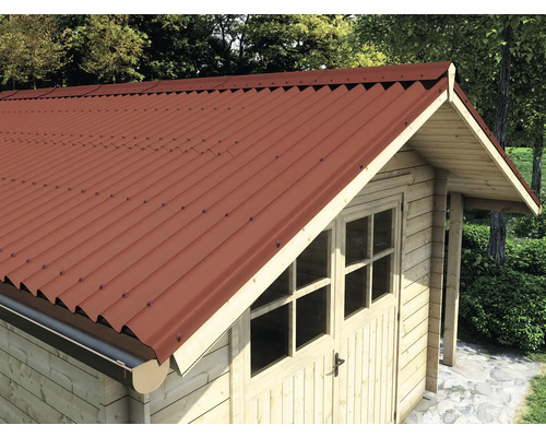 Zahradní kůlna s červenou vlnitou plechovou střechou