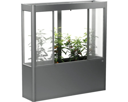 Kovový a plastový vyvýšený záhon s rostlinami