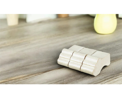 Podložka pod dlaždice ze dřeva na dřevěném stole