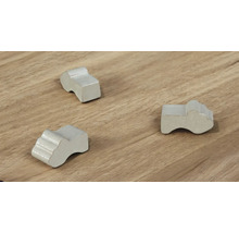 Tři kluzáky na nábytek na dřevěné podlaze