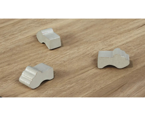 Tři kluzáky na nábytek na dřevěné podlaze