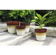 Několik keramických květináčů na zahradě.