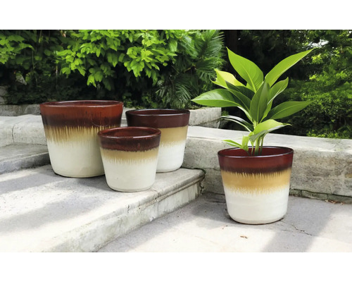 Několik keramických květináčů na zahradě.