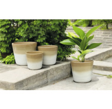 Keramické květináče různých velikostí pro venkovní použití