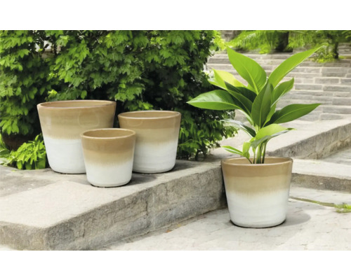 Keramické květináče různých velikostí pro venkovní použití