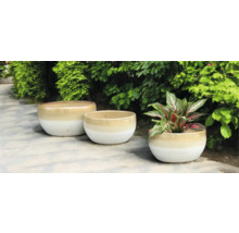 Tři keramické květináče na zahradě.