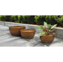 Tři keramické květináče různých velikostí pro zahradu nebo terasu.