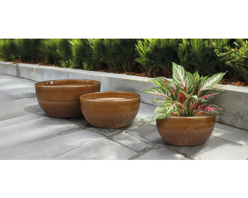 Tři keramické květináče různých velikostí pro zahradu nebo terasu.