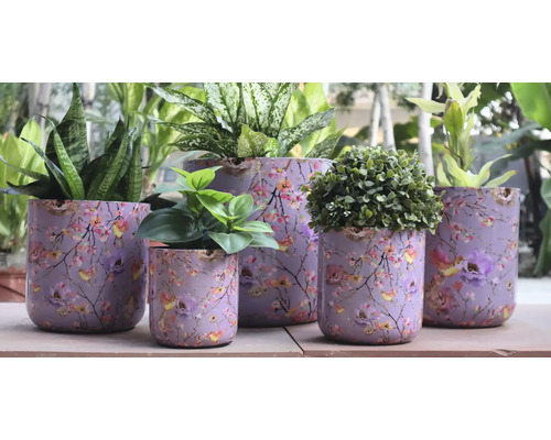 Květináče s květinovým vzorem a různými rostlinami