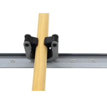 Nástěnný držák s dřevěnou rukojetí pro uložení nářadí