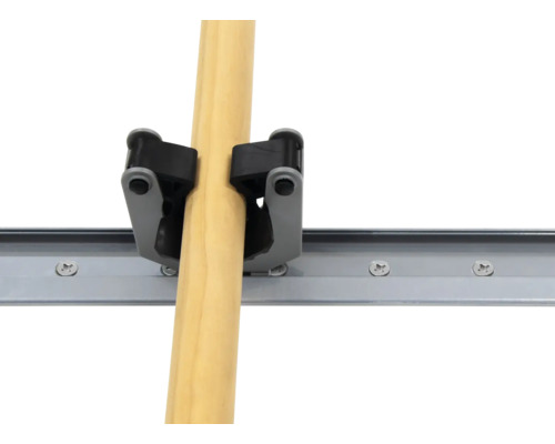 Nástěnný držák s dřevěnou rukojetí pro uložení nářadí