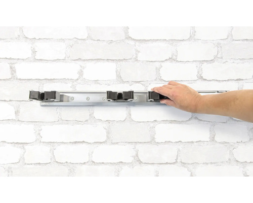 Nástěnný držák na násady s rukou