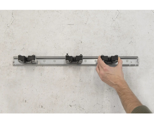 Nástěnný držák na nářadí se třemi držáky