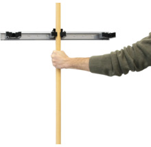 Muž upevňuje rukojeť do nástěnného držáku na nářadí