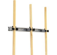 Nástěnný držák s dřevěnými tyčemi pro ukládání nářadí