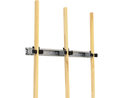 Nástěnný držák s dřevěnými tyčemi pro ukládání nářadí