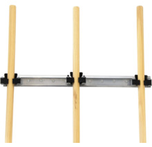 Dřevěný žebřík s kovovou lištou a černými držáky