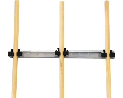 Dřevěný žebřík s kovovou lištou a černými držáky