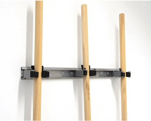 Držák nářadí s dřevěnými násadami na zdi