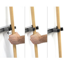 Zobrazení systému lišty na nářadí v provozu s rukou zavěšující dřevěnou násadu