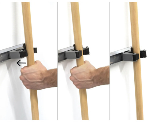 Zobrazení systému lišty na nářadí v provozu s rukou zavěšující dřevěnou násadu