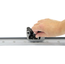 Ruka montuje posuvné dveřní vedení na kolejnici