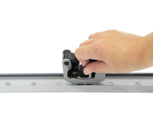 Ruka montuje posuvné dveřní vedení na kolejnici