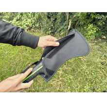 Osoba drží v ruce pouzdro na detektor kovů.